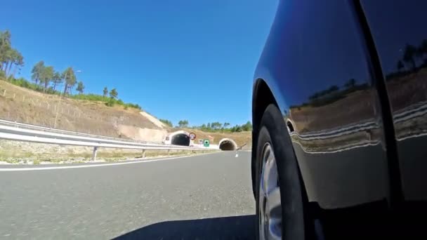 Χαμηλή Γωνία Προβολής Αυτοκίνητο Οδήγηση Στη Σήραγγα — Αρχείο Βίντεο