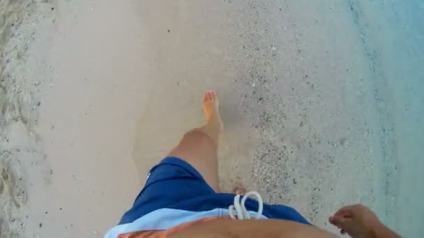 Mann Läuft Auf Sand Mit Schritten Sand — Stockvideo