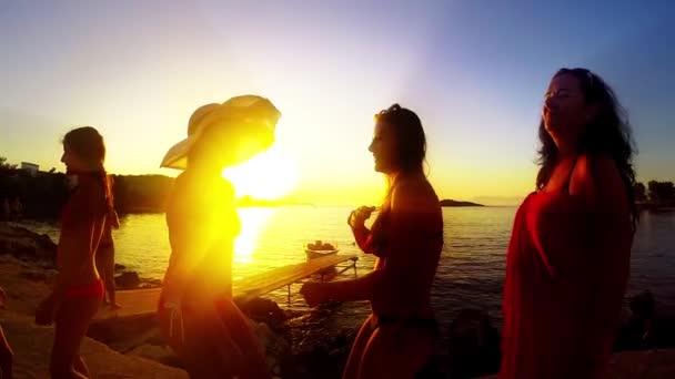 Медленное Движение Пяти Девушек Танцующих Пляже Фоне Заката — стоковое видео