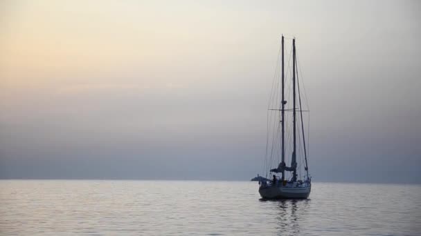 Barco Vela Com Reflexão Configura Velas Para Deslizar Mar Aberto — Vídeo de Stock