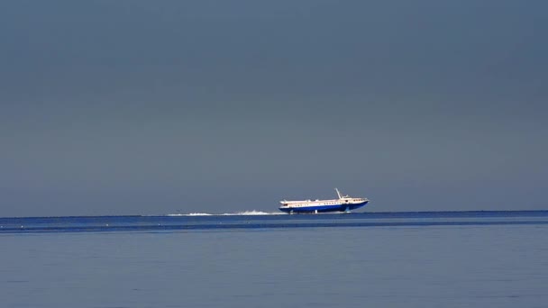 Snelle Speedboot Varen Zee Oppervlakte Golven Bij Donker Weer — Stockvideo