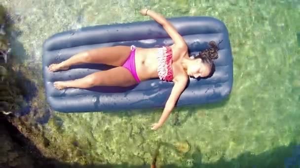Koncepcja Lato Piękna Kobieta Leżąc Lilo Wakacjach Wodach Czyste Morze — Wideo stockowe