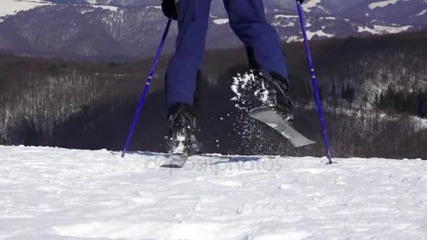 Lyžař začít lyžování dolů