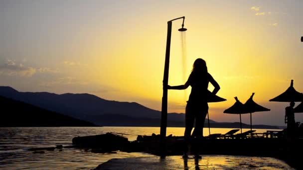 Silueta Femenina Duchándose Verano Atardecer Del Mar — Vídeo de stock