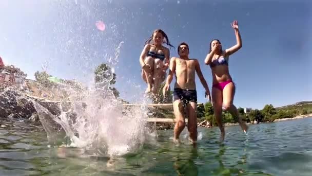 Kindergruppe Springt Von Seebrücke Ins Wasser Zeitlupe — Stockvideo