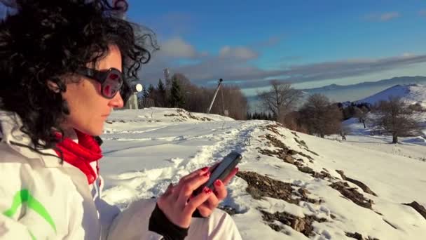 Attraktiv Kvinna Textning Med Sin Telefon Bergskedjan Alperna Uhd Steadycam — Stockvideo