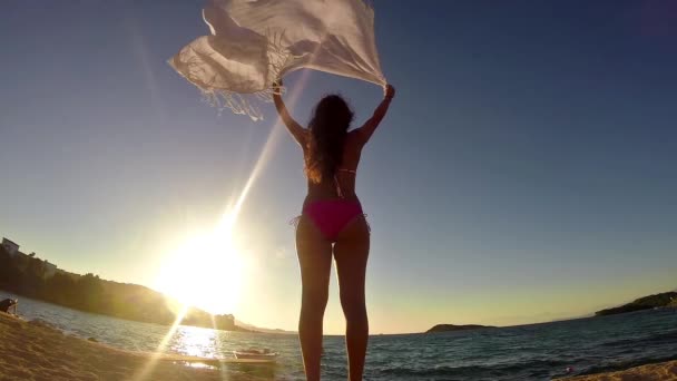 Cámara Lenta Mujer Playa Mar Con Bufanda Ondulante Fondo Puesta — Vídeo de stock