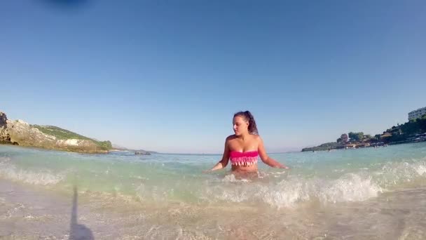 Câmera Lenta Diversão Menina Sorridente Praia Verão — Vídeo de Stock