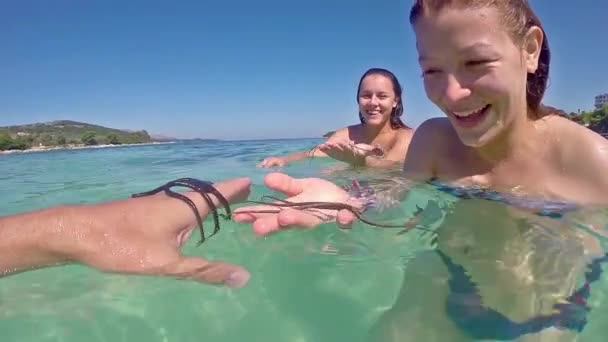 Câmera Lenta Adolescentes Segurando Estrelas Mar Contra Fundo Azul Mar — Vídeo de Stock