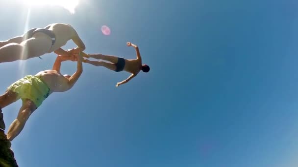 Högvatten Jumping Från Springboard Backflip Och Dykning Slow Motion — Stockvideo