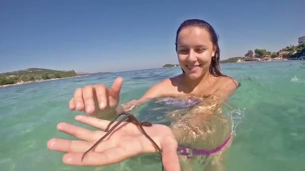 Feliz Adolescente Segurando Estrela Mar Câmera Lenta Stock Vídeo — Vídeo de Stock