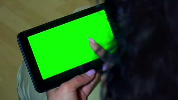 Business Femme Détient Une Tablette Vierge Avec Écran Vert Pour — Video