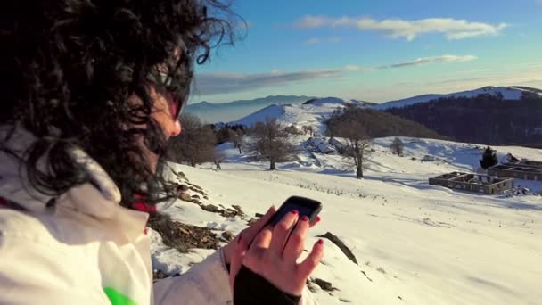 Mujer Joven Atractiva Usando Teléfono Móvil Pantalla Táctil Nieve Montaña — Vídeo de stock