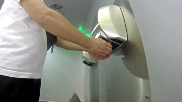 Man Droge Handen Moderne Handdroger Toilet — Stockvideo
