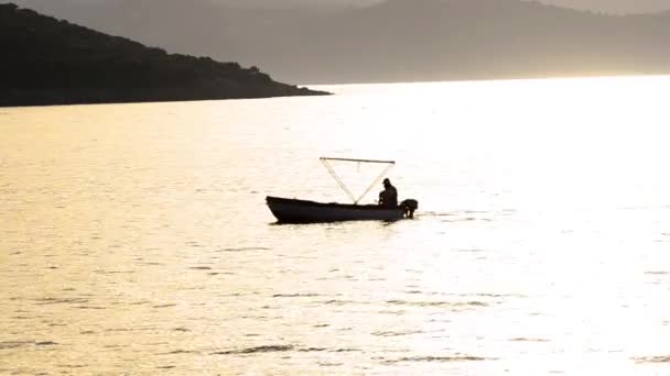 Canoë Avec Pêcheur Sur Lac Coucher Soleil Stock Vidéo — Video