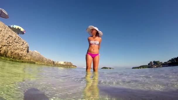 Ağır Çekim Bir Şapka Eğlenceli Yaz Sahilde Gülümseyen Kız — Stok video