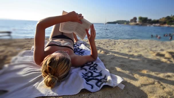 Młoda Kobieta Czytanie Książki Plaży Podczas Letnich Wakacji — Wideo stockowe