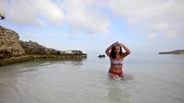 Χαμογελαστό Κορίτσι Συνεδρίαση Και Έχοντας Διασκέδαση Στην Παραλία Καλοκαίρι — Αρχείο Βίντεο