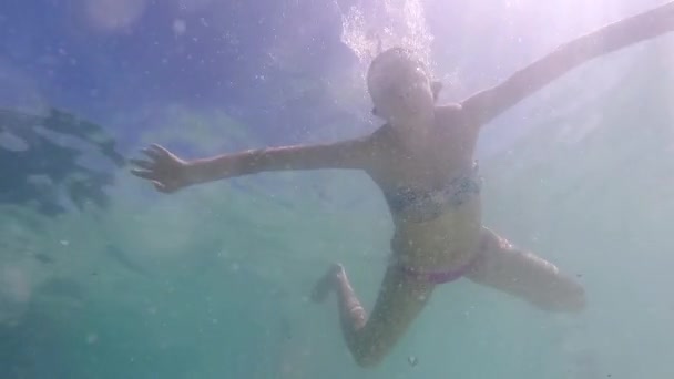 Menina Nadando Debaixo Água Piscina Durante Dia — Vídeo de Stock