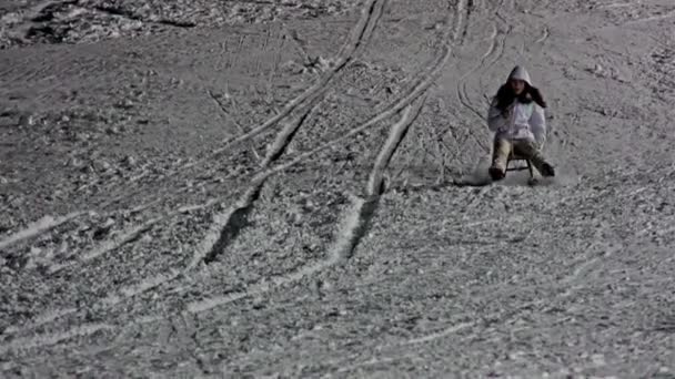 Fille Traîneau Vers Bas Sur Neige Jour — Video