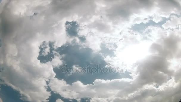 nuages blancs sur ciel bleu