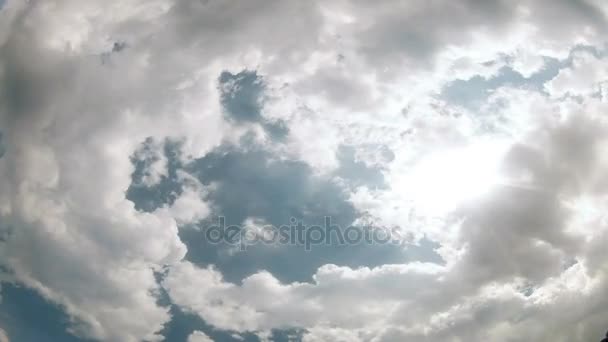 Witte wolken op blauwe lucht — Stockvideo