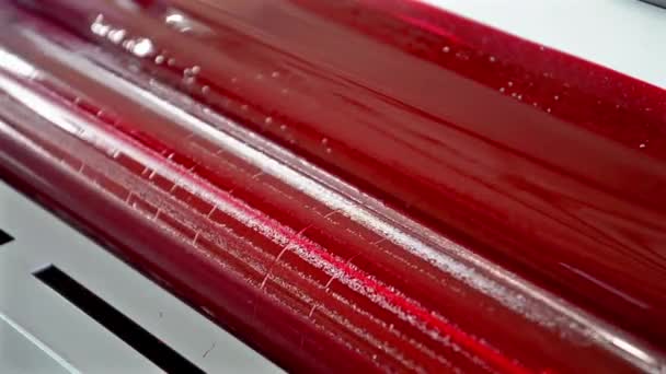 Primer Plano Máquina Impresión Offset Rodillo Tinta Roja Movimiento — Vídeo de stock