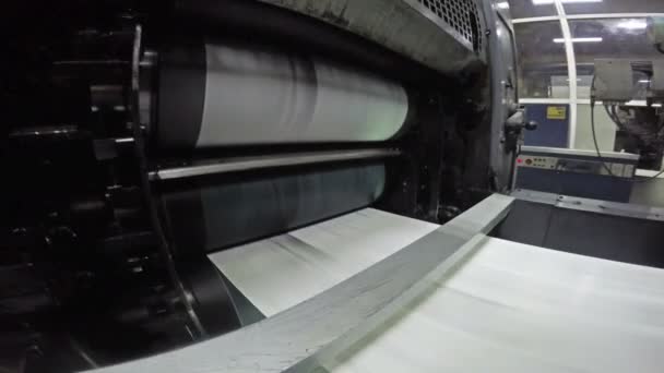 Zeitungen Druckband Der Fabrik Druckmechanismus Rollt Frisch Getippte Papiere — Stockvideo