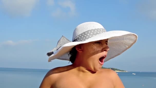 休暇中にビーチで帽子の女の子 — ストック動画