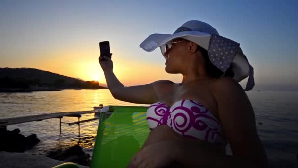 Ung Kvinna Tar Selfie Smartphone Ocean Beach — Stockvideo