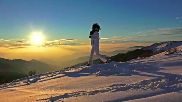 Vrouw Genieten Van Tijdens Wintersneeuw Wandelen Zonsondergang Achtergrond — Stockvideo