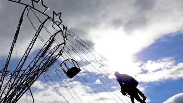 Les Gens Silhouettes Équitation Sur Chaîne Balançoire Sur Ciel Nuageux — Video