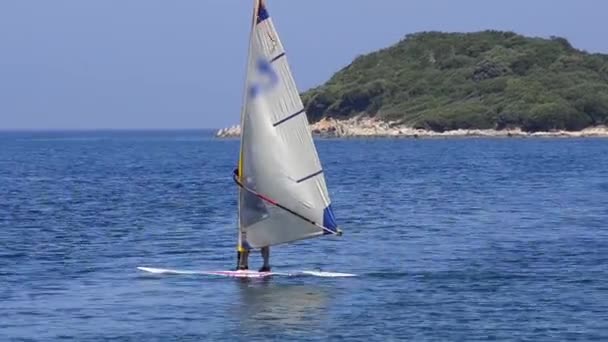 Windsurfer Στον Ορίζοντα Στη Θάλασσα Κατά Διάρκεια Της Ημέρας Νησί — Αρχείο Βίντεο