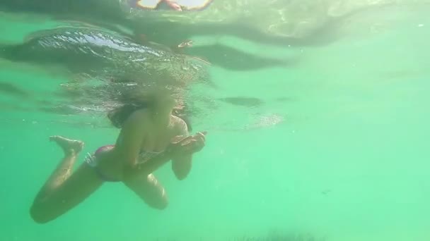 Vista Desde Debajo Una Nadadora Bajo Agua Movimiento Lento — Vídeos de Stock