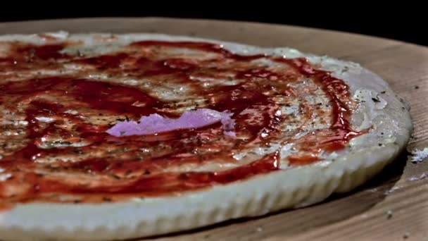 Close Van Chef Kok Voorbereiding Van Italiaanse Pizza — Stockvideo