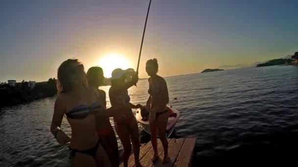 Αργή Κίνηση Τέσσερα Κορίτσια Χορεύουν Στην Παραλία Φόντο Ηλιοβασίλεμα — Αρχείο Βίντεο