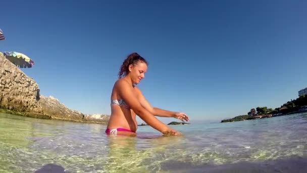 Chica Sonriente Sentado Divertirse Playa Verano — Vídeos de Stock