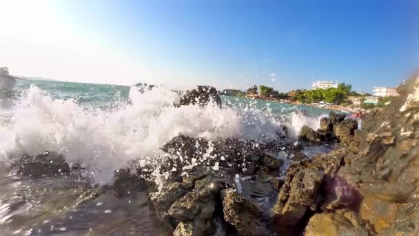 Mouvement Lent Des Vagues Océaniques Écrasant Sur Les Rochers Marins — Video