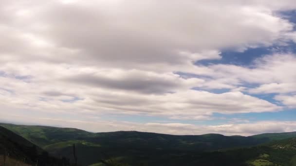 Verão Panning Paisagem Montanhas Céu Azul Escuro Desfasamento Temporal Filmagem — Vídeo de Stock