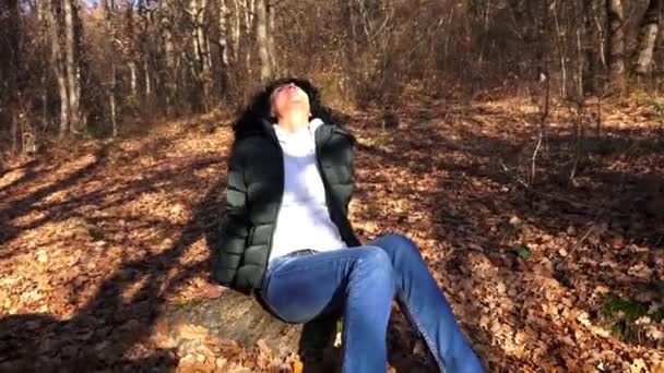 Brunetka Kobieta Korzystających Czas Jesień Lesie — Wideo stockowe