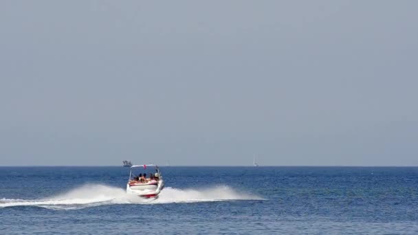 Snabb Motorbåt Seglar Havet Ytbehandlar Grekland — Stockvideo