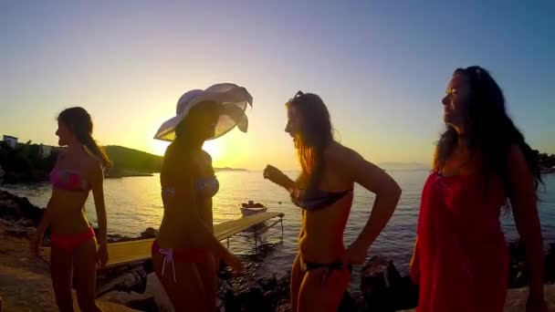 Cámara Lenta Cinco Niñas Bailando Playa Fondo Del Atardecer — Vídeos de Stock