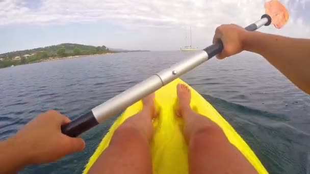 在地平线上的大型游艇和岛屿的独木舟 — 图库视频影像