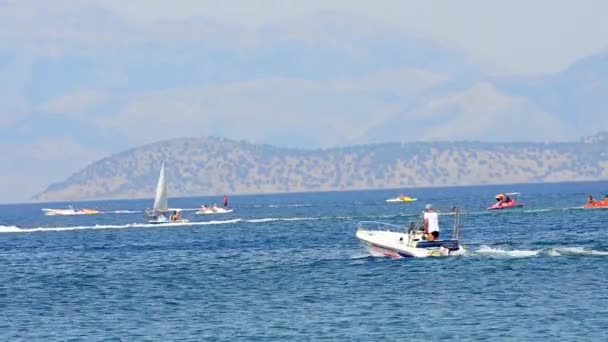 Turistler Eğleniyor Yunanistan Muz Tekne Görüntüleri — Stok video