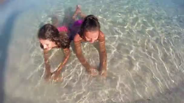 女孩在松石水中放松泳装的时间流逝 — 图库视频影像
