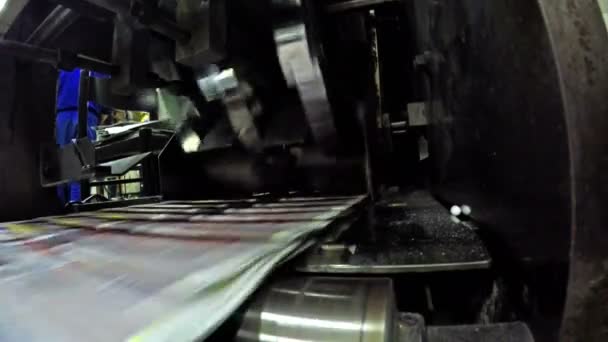 工場の生産ラインの雑誌の印刷のクローズ アップ — ストック動画