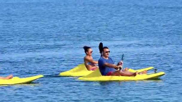 Jóvenes Divirtiéndose Kayak Mar — Vídeo de stock