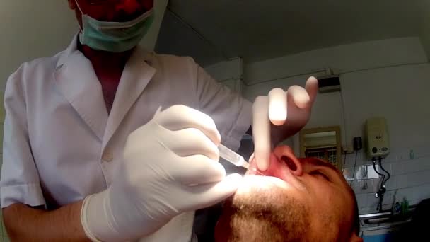 用针头麻醉牙医的近视 — 图库视频影像