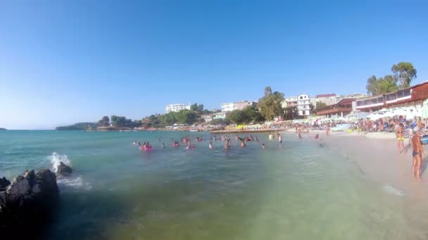 Albanien Ksamil August 2014 Strand Zeitraffer Mit Menschen — Stockvideo