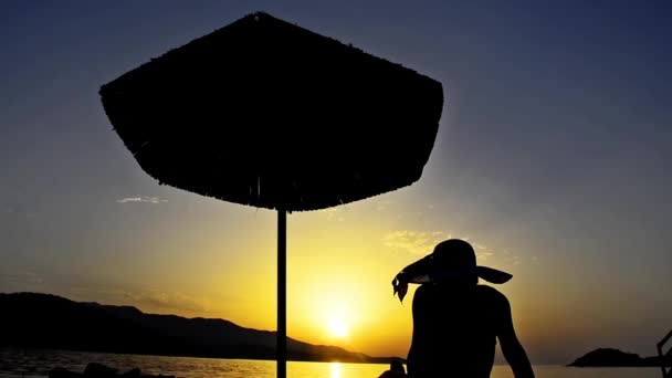 Summer Beach Sunset Womal Umbrella Silhouette — Stock Video